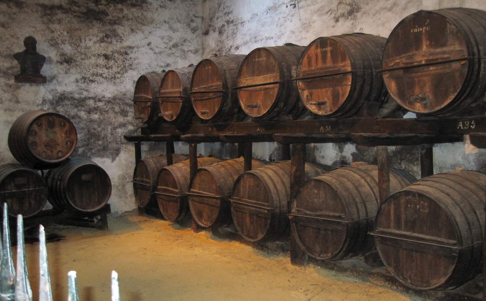 Sherryfässer in einem traditionellen Fasskeller